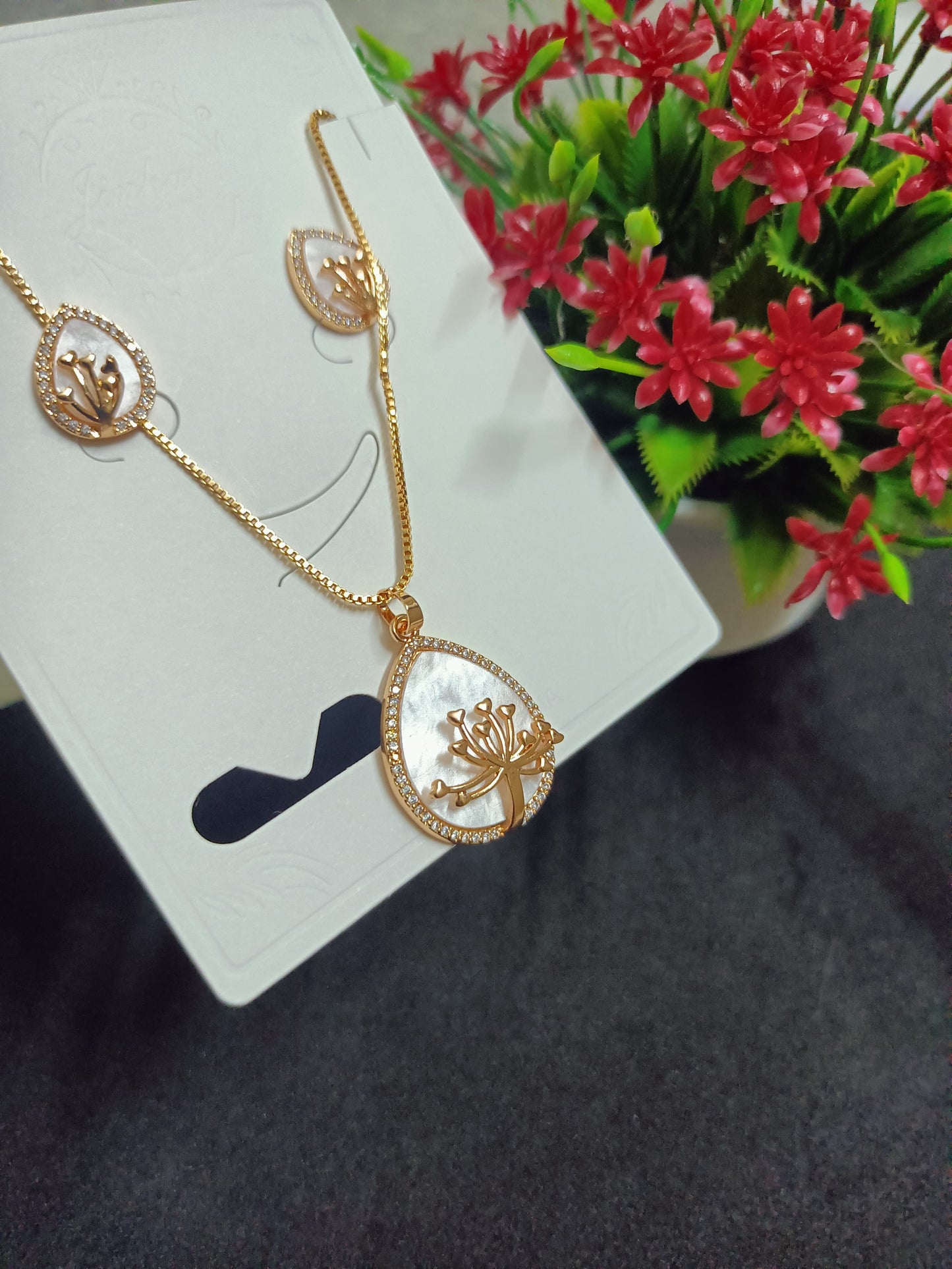 Leaf Pendant Rose Gold Chain with Cute Earrings