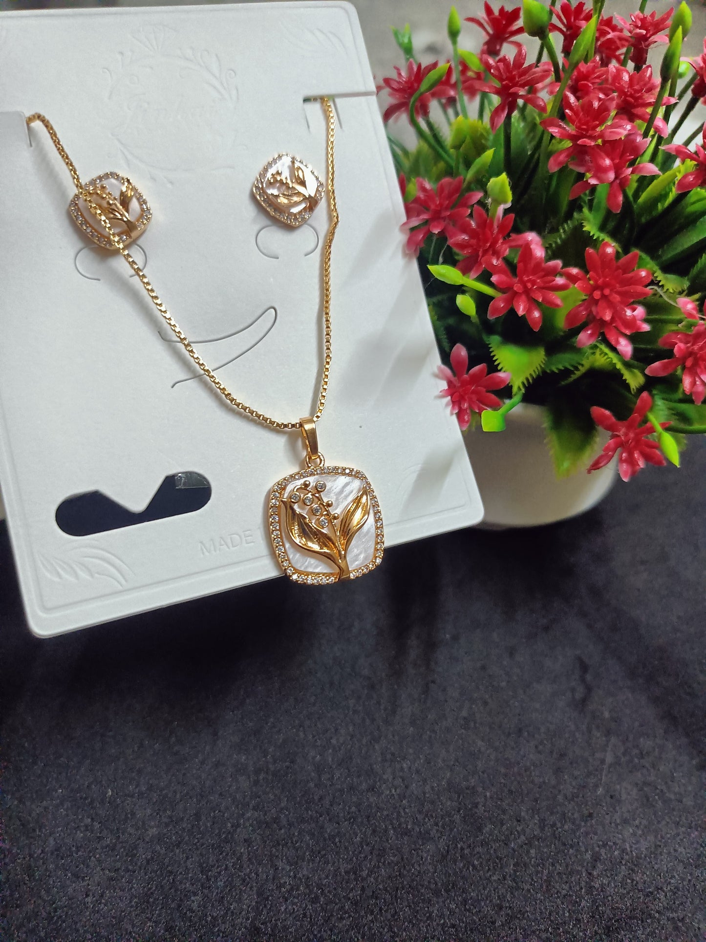 Beautiful Unique Rose Gold Short Chain with Cute Earrings