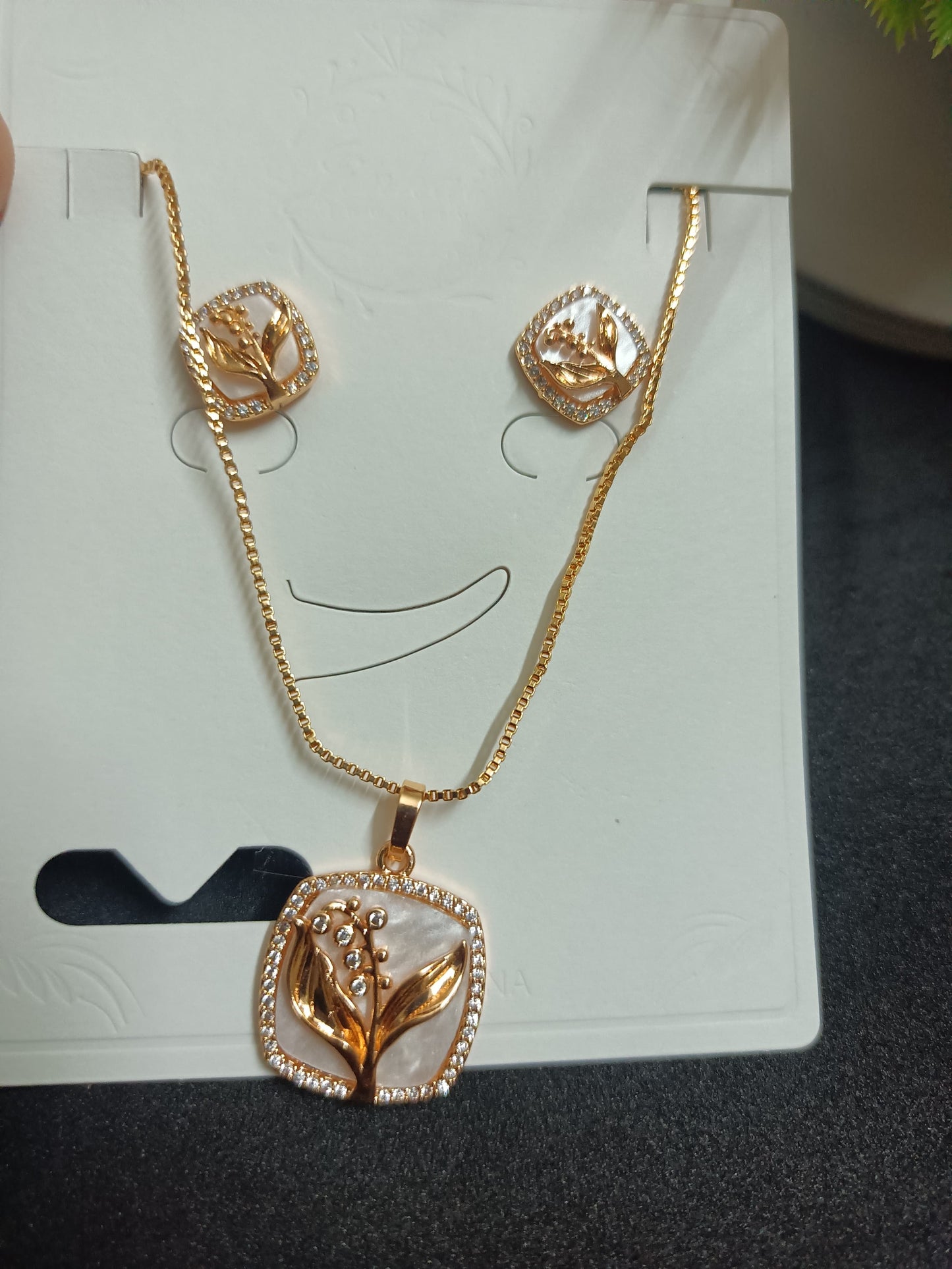 Beautiful Unique Rose Gold Short Chain with Cute Earrings